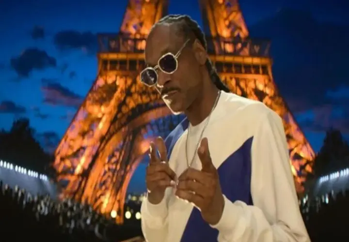 Snoop Dogg w Paryżu, jak z najlepszych filmów. W tle świecąca Wieża Eiffla.