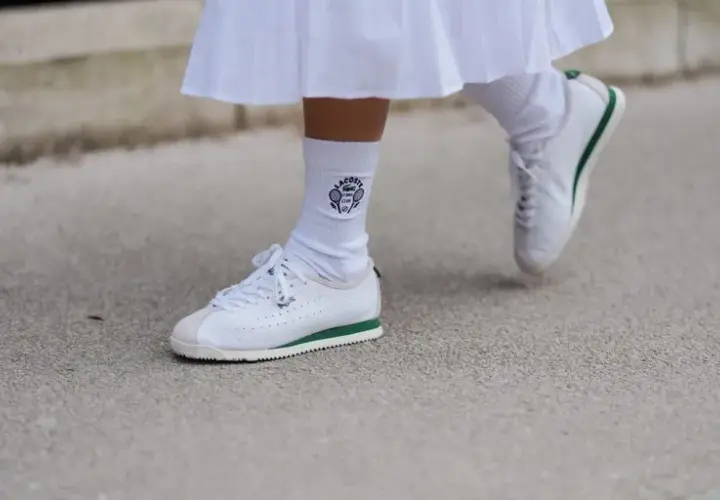 Jakie są teraz modne adidasy - odkryj najgorętsze trendy w sneakersach