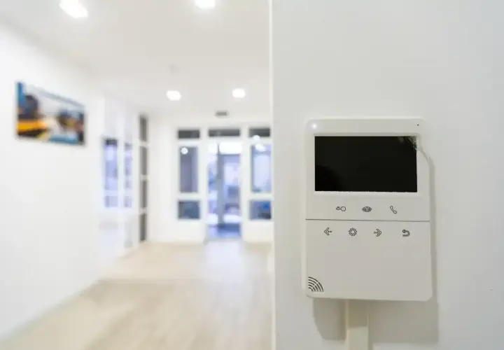 Alarm w domu czy warto? Odkryj korzyści i oszczędności z systemem