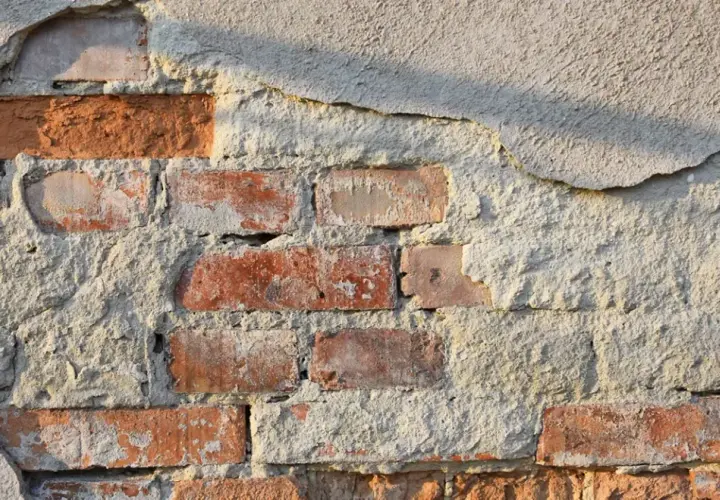 Czym uzupełnić ubytki w tynku cementowo-wapiennym, aby uniknąć problemów?