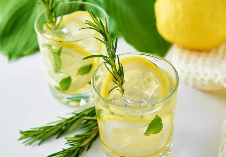 Najlepsze drinki z wódką cytrynową, które zaskoczą Twoich gości