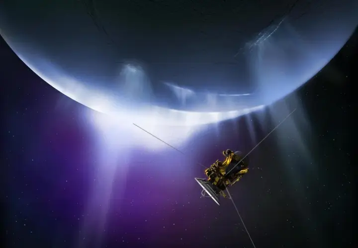 Sonda Cassini przelatuje obok lodowych gejzerów Enceladusa, księżyca Saturna, w kosmicznej purpurze.