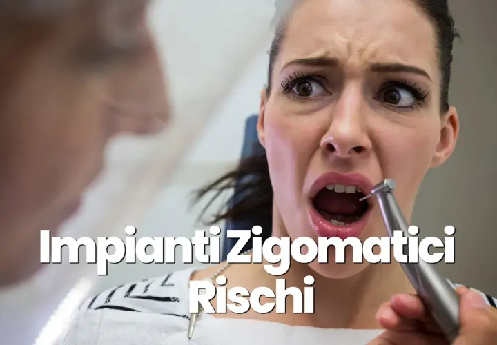 Donna spaventata con trapano dentale vicino alla bocca. Testo: Impianti zigomatici Rischi.