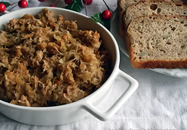Pyszny bigos Ani, gotowany z pasją, podany z kromkami chleba żytniego.