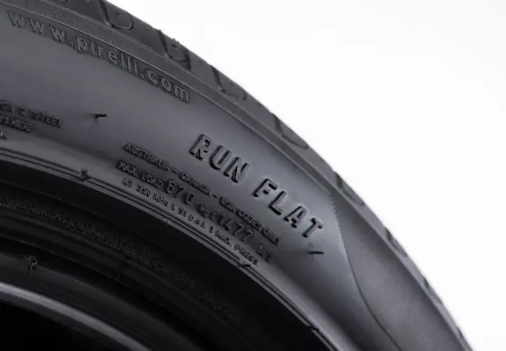 Opona Pirelli z wyraźnym oznaczeniem RUN FLAT, informującym o możliwości jazdy po przebiciu.