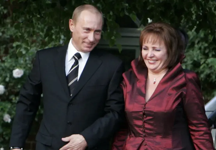 Władimir Putin i jego żona, Ludmiła, uśmiechają się do siebie.