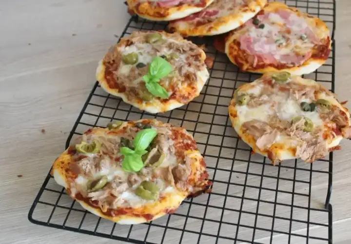 Mini pizze z tuńczykiem, oliwkami i bazylią na ruszcie. Idealne na szybką przekąskę.