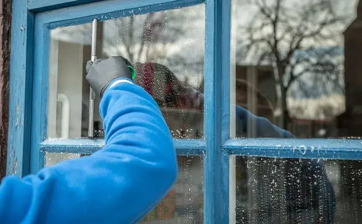 Jak usunąć żywicę z okna? Skuteczne metody na uporczywe plamy