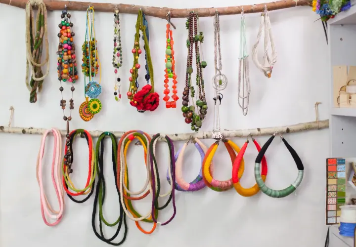 Jak przechowywać kolczyki? Koniec z plątaniną! Gotowe i DIY