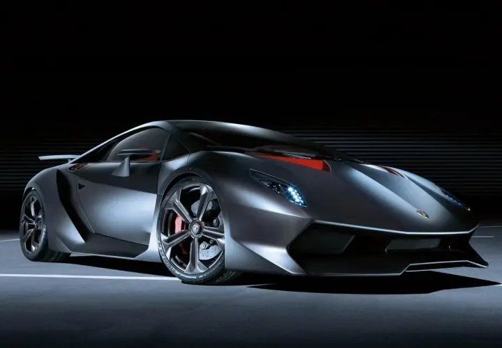 Srebrny Lamborghini Sesto Elemento z czerwonymi akcentami na masce, prezentujący swoją agresywną sylwetkę na ciemnym tle.