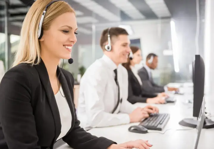 Ile można zarobić w call center: zarobki dla początkujących i ekspertów