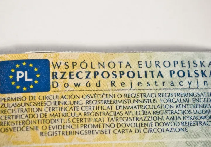 Dowód rejestracyjny z oznaczeniem PL i flagą UE. Dokument zawiera tekst w wielu językach, w tym polskie oznaczenia.