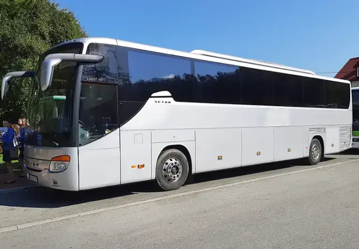 Ile kosztuje autokar za km? Przewodnik po stawkach i ukrytych kosztach