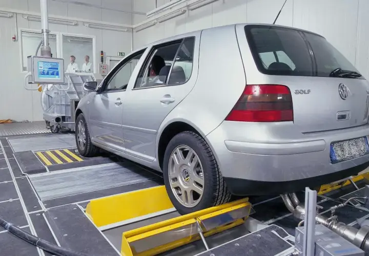 Un Volkswagen Golf en un banco de pruebas, diagnosticando posibles problemas del motor 1.6 TDI.