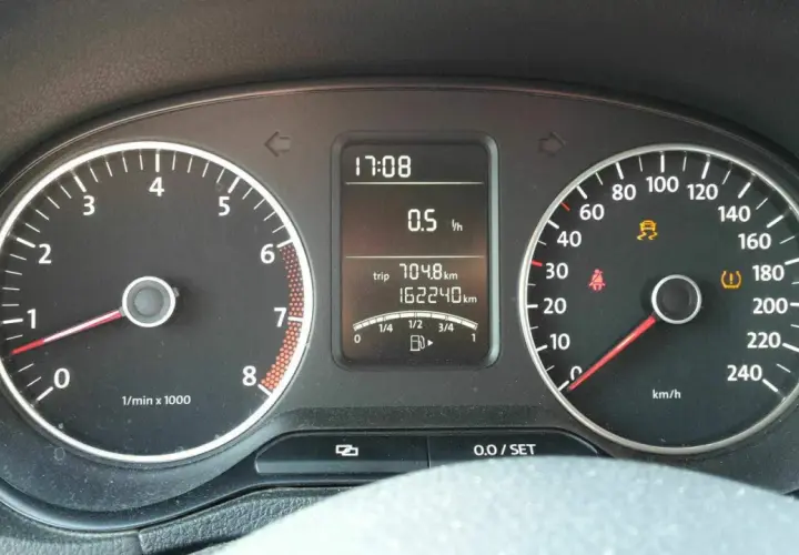ESP leuchtet, das Auto ruckelt. Tacho zeigt 162240 km. 17:08 Uhr.