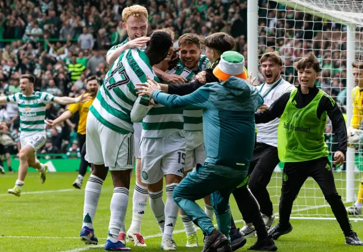Piłkarze z Glasgow świętują zwycięstwo, otoczeni przez kibiców i młodych pomocników.
