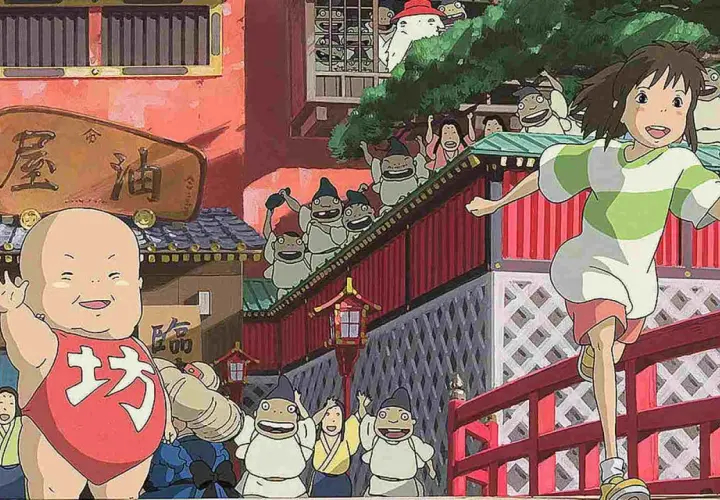 La città incantata recensioni: Chihiro corre felice tra creature fantastiche e un bambino paffuto in un'ambientazione vibrante.