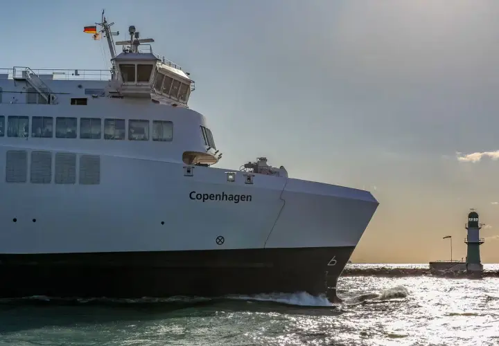 Prom "Copenhagen" zbliża się do Danii, mijając latarnię morską.
