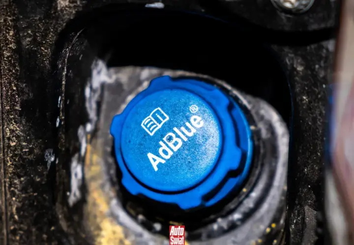 Niebieski korek AdBlue, ważny dla uniknięcia problemów z zamarzaniem płynu zimą.