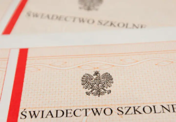 Zbliżenie na polskie świadectwo szkolne z godłem orła i czerwono-białym paskiem.