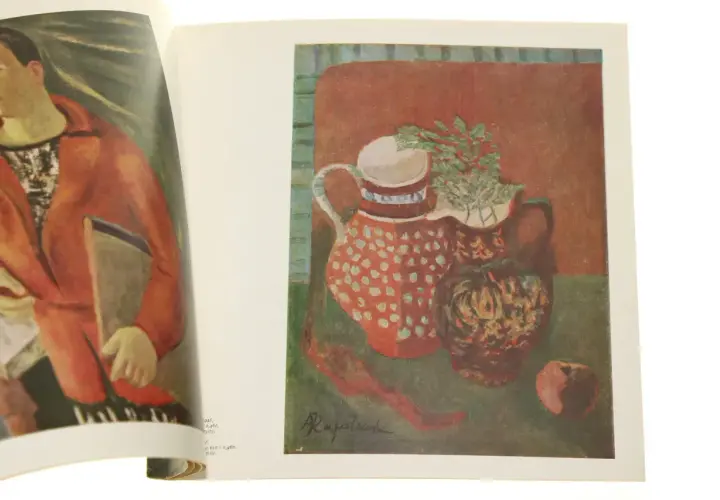Obraz w stylu art nouveau przedstawia martwą naturę z dzbankami i jabłkiem, obok portret mężczyzny w czerwonej marynarce.