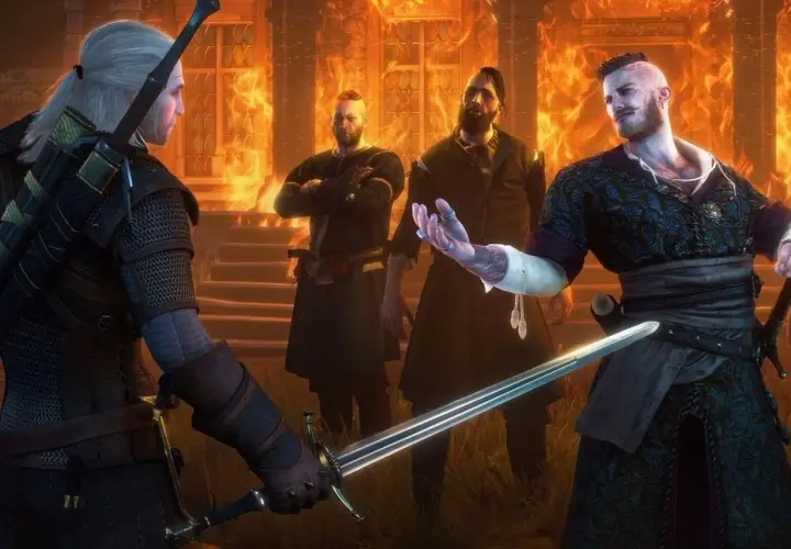 Geralt z Rivii w ogniu, w tle płonący budynek i trzej mężczyźni. Scena z gry "Serce z kamienia film".
