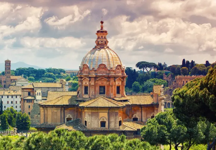 La Chiesa dei Santi Luca e Martina, capolavoro di Pietro da Cortona, domina il paesaggio romano con la sua maestosa cupola.