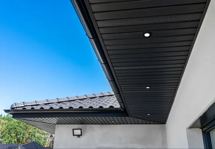 Nowoczesne oświetlenie dachu podkreśla jego architekturę.