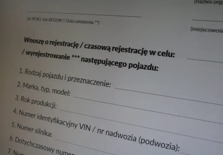 Wniosek o przerejestrowanie samochodu. Formularz zawiera pola do wpisania danych pojazdu: rodzaj, marka, rok produkcji, numer VIN i silnika.