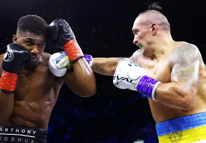 Usyk trafia Joshu w głowę podczas zaciętej walki.