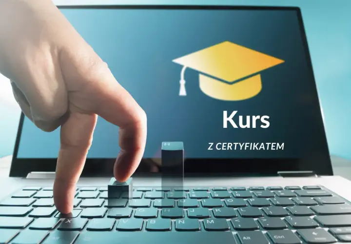 Darmowy kurs fotografii online z certyfikatem. Palce na klawiaturze, ekran laptopa z symbolem dyplomu i napisem "Kurs z certyfikatem".