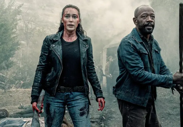 Alicia i Morgan z "Fear the Walking Dead" w otoczeniu dymu i ciał, gotowi do walki.