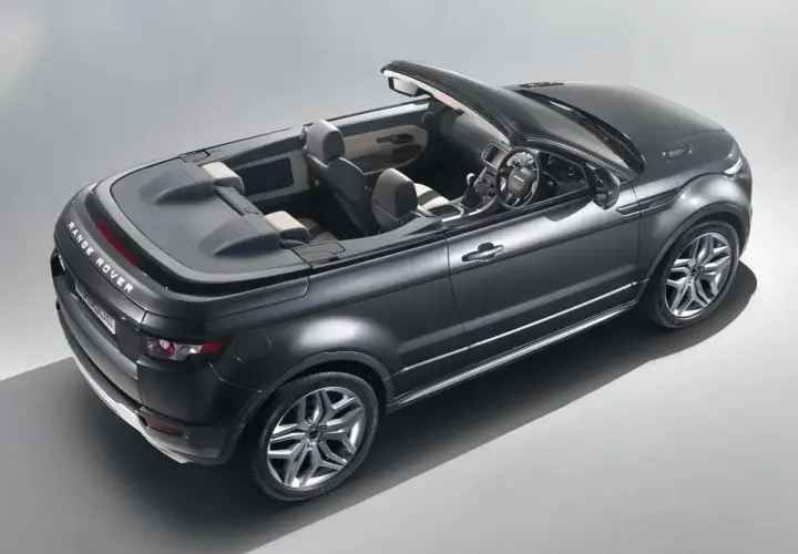 Czarny kabriolet Range Rover Evoque, model 2025, z otwartym dachem, prezentuje luksusowe wnętrze i sportowy design.