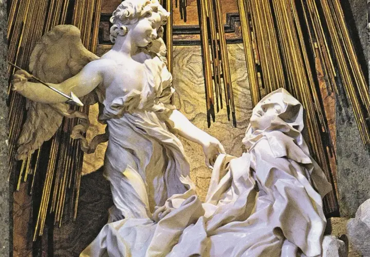 Scultura barocca: un angelo con una freccia tocca la Beata Ludovica Albertoni, in un momento di estasi divina.