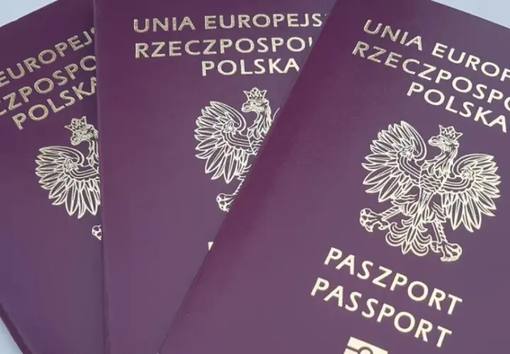 Trzy polskie paszporty, gotowe na podróż do Norwegii. Dokumenty z godłem Polski i napisem "Unia Europejska Rzeczpospolita Polska".