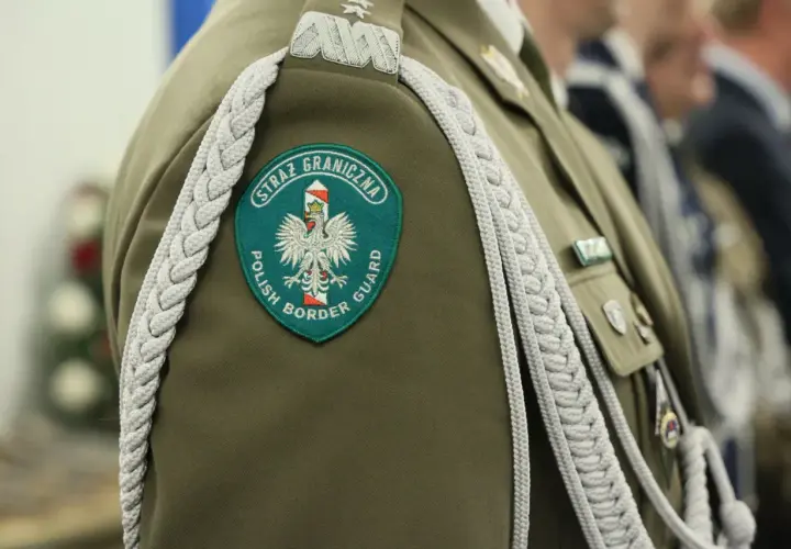 Emblemat Straży Granicznej na mundurze. Zastanawiasz się, ile trwa szkoła policji? To zupełnie inna ścieżka kariery!