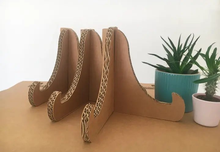 Tres soportes de cartón para cartel, listos para exhibir tus creaciones.