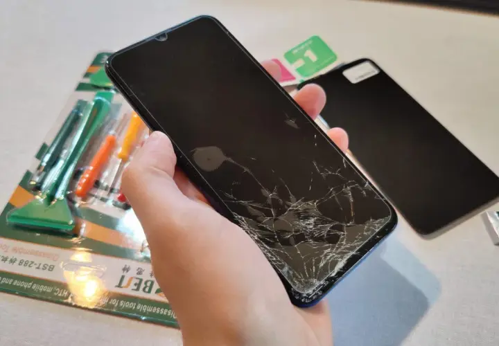 Gotowe narzędzia i nowy ekran czekają na wymianę pękniętego wyświetlacza w telefonie.