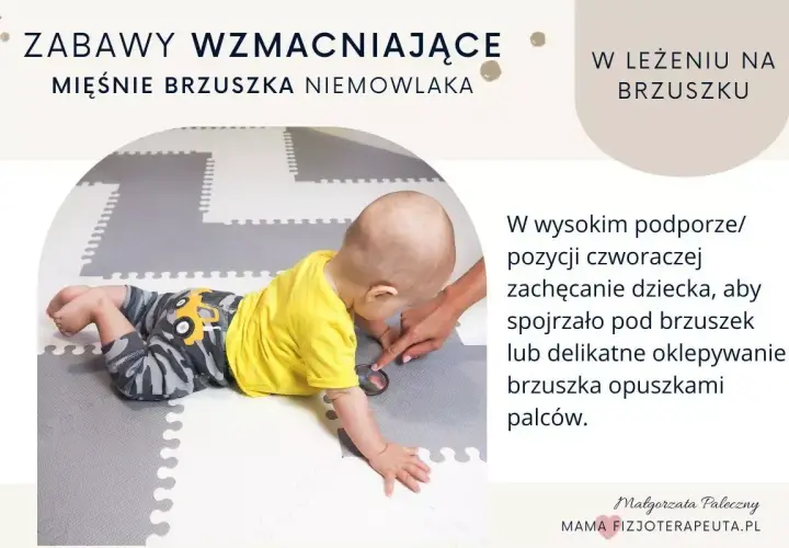 Niemowlę w żółtej koszulce leży na brzuchu na macie. Dorosły zachęca je do podnoszenia głowy, by wzmocnić mięśnie brzucha.