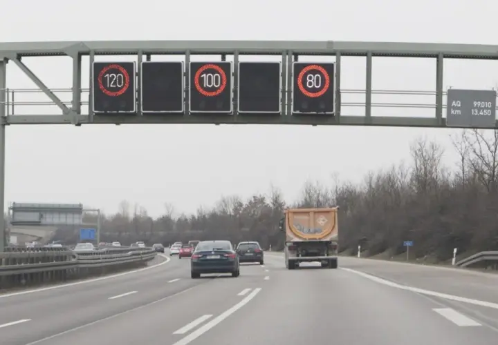 Na niemieckich autostradach są ograniczenia prędkości. Znaki pokazują 120, 100 i 80 km/h.