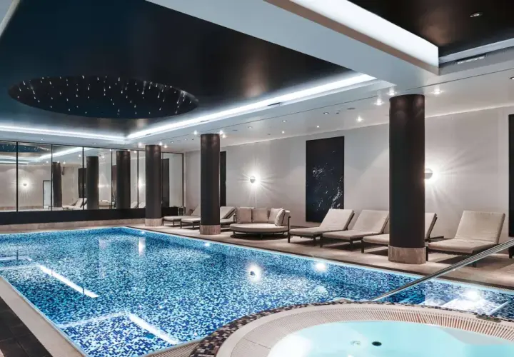 Basen i jacuzzi w Radisson Collection Hotel Warsaw. Luksusowy relaks w nowoczesnym spa z leżakami i gwiaździstym sufitem.