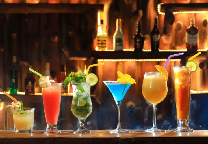 Kolorowe drinki na wesele przepisy: od orzeźwiającego mojito po egzotyczne koktajle, idealne na letnie przyjęcie.