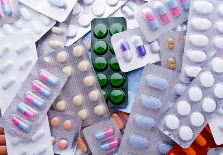 Mnóstwo opakowań tabletek i kapsułek. Czy suplementy są zdrowe? To pytanie zadaje sobie wielu, patrząc na tę apteczną kolekcję.