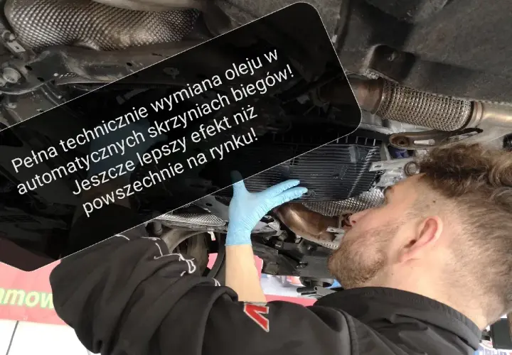 Mechanik wykonuje wymianę oleju w automatycznej skrzyni biegów, zapewniając lepszy efekt niż standardowe rozwiązania.