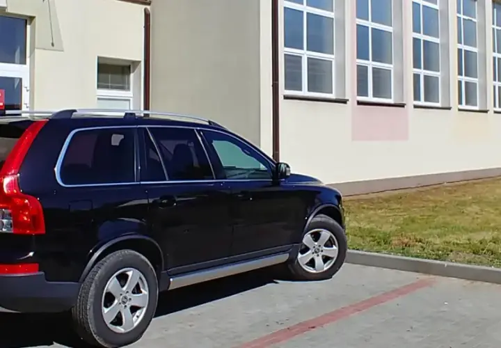 Czarny SUV zaparkowany przed budynkiem Wydziału Komunikacji i Transportu Starostwa Powiatowego.