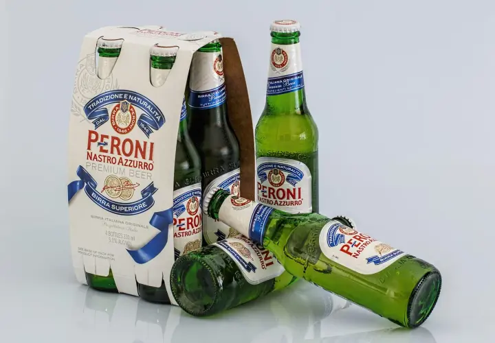 Butelki piwa Peroni Nastro Azzurro. Zastanawiasz się, czy można przewozić alkohol w bagażu podręcznym?