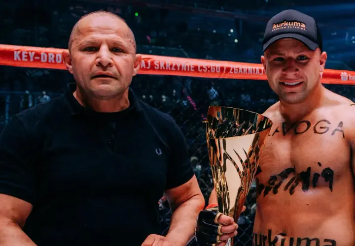 Mateusz Murański urodzony zwycięzca z pucharem, obok niego stoi mężczyzna w czarnej koszulce.