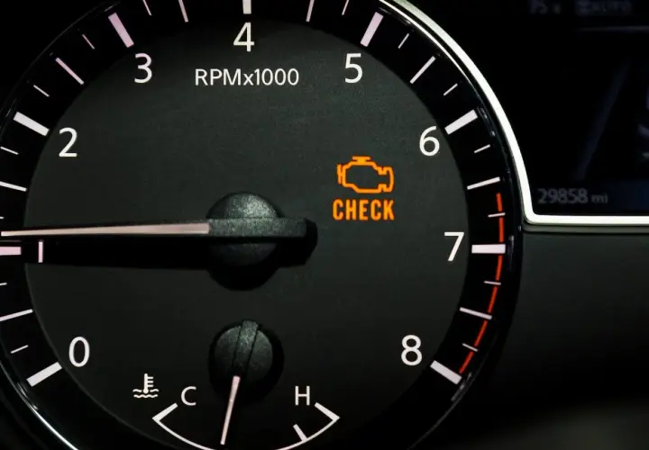 Pomarańczowa kontrolka "CHECK ENGINE" na desce rozdzielczej sygnalizuje problem z mechanizmem sterującym pracą silnika.