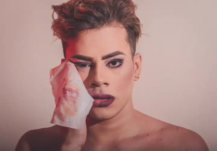 Un volto gender fluid si strucca, mostrando la sua autenticità oltre il trucco.