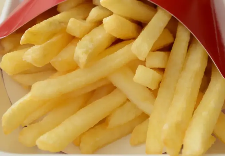 Złociste, chrupiące frytki McDonald's, idealne do maczania w ulubionym sosie.